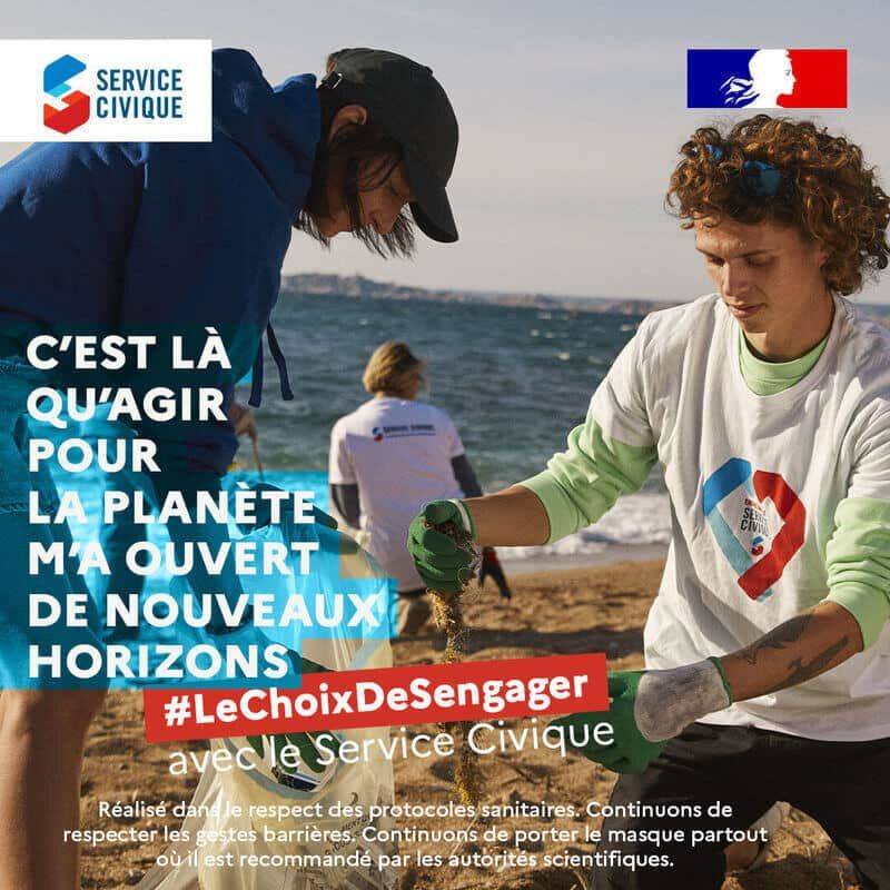 3 volontaires du service civique nettoient une plage dans le cadre d'une mission de volontariat